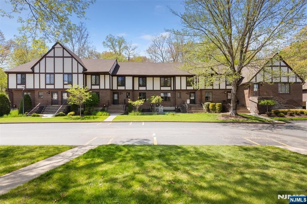 Single Family 2BR 3BA - 44 Holiday Court, River Vale, NJ