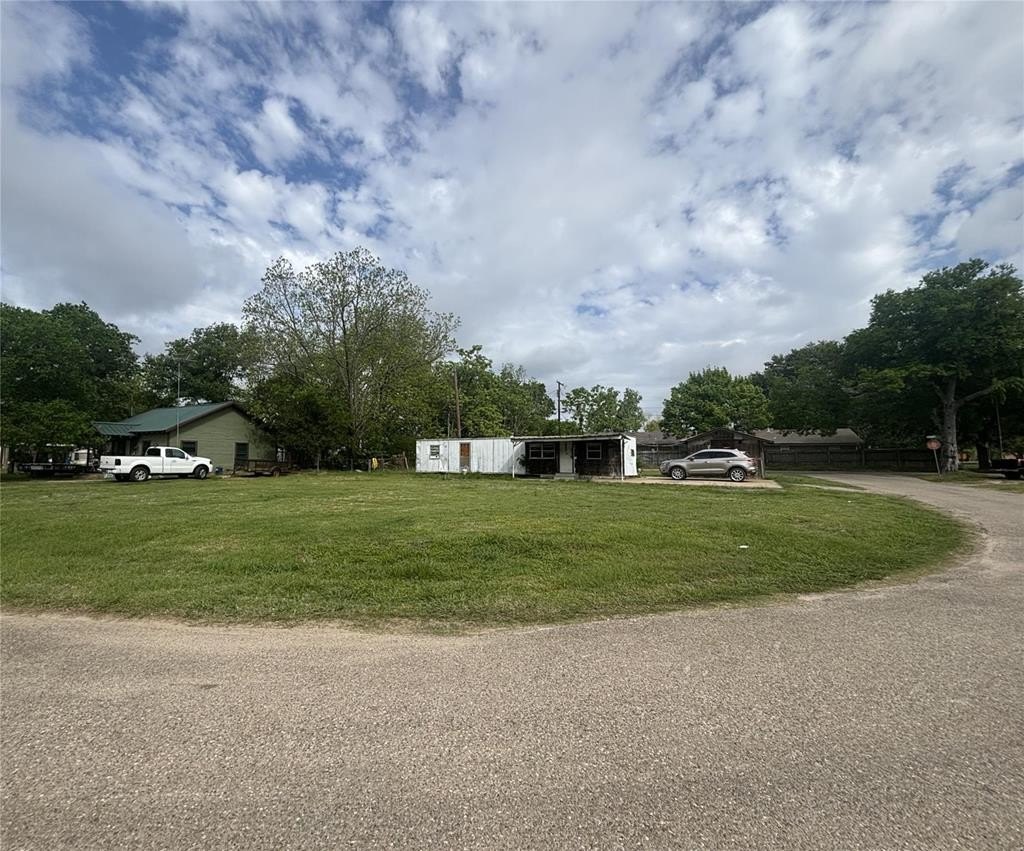 Manufactured Housing - 211 E Railroad Dr, Malakoff, TX