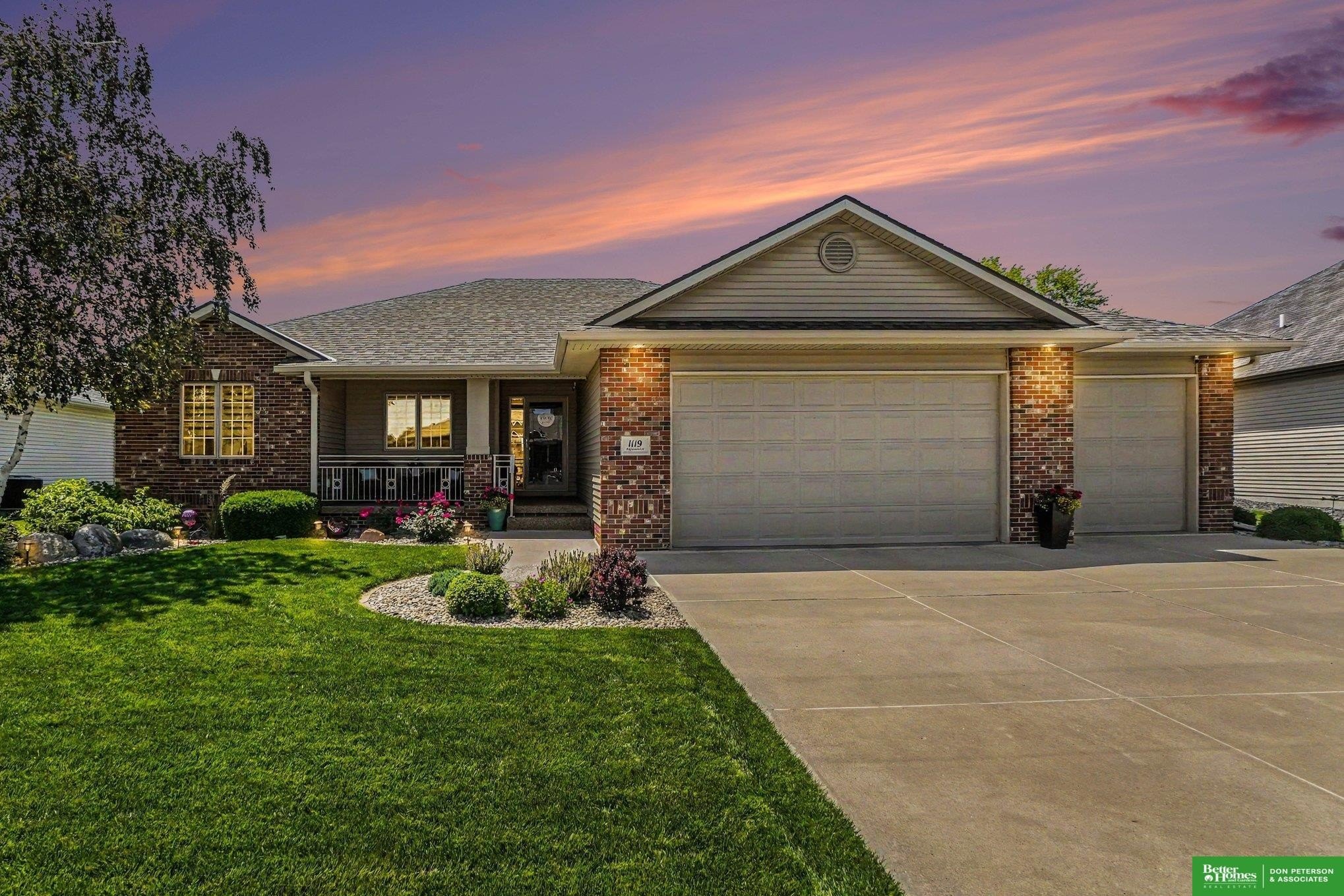 Single Family 4BR 3BA - 1119 Applewood Drive, Fremont, NE