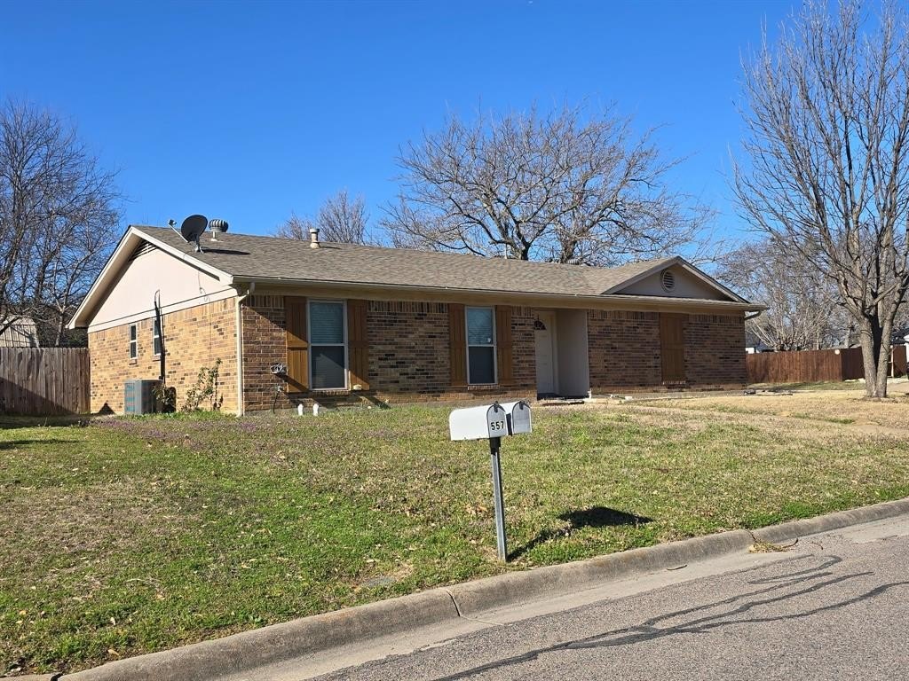 Single Family 3BR 2BA - 561 NW Douglas Street, Burleson, TX