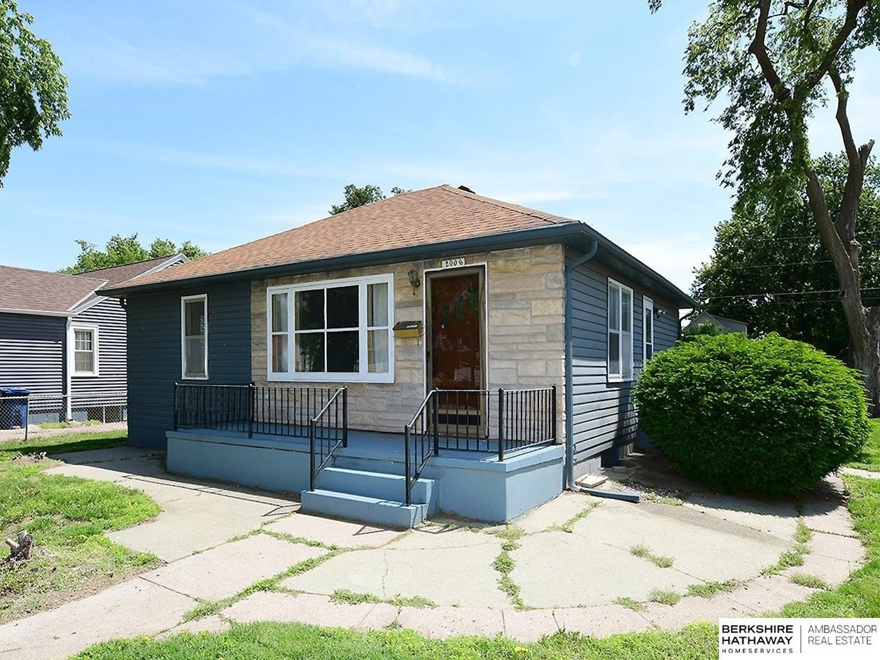 Single Family 2BR 2BA - 2006 N Clarkson Street, Fremont, NE