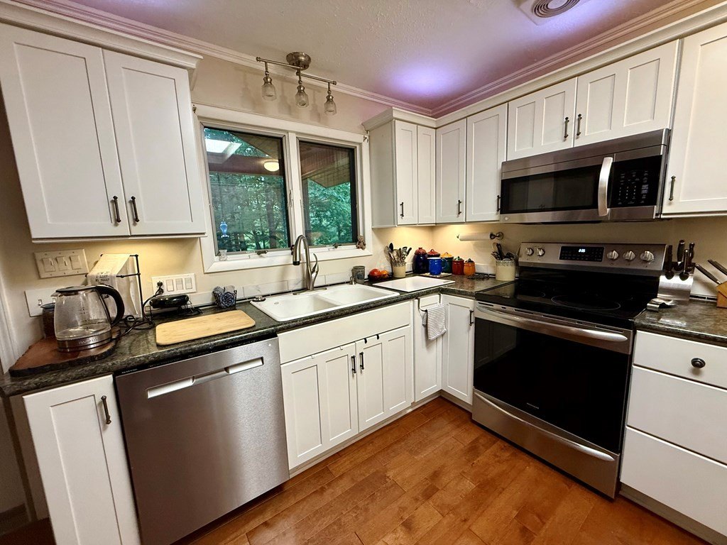 Single Family 3BR 3BA - Wv 142 Flat Top Lake Road, GHENT, WV