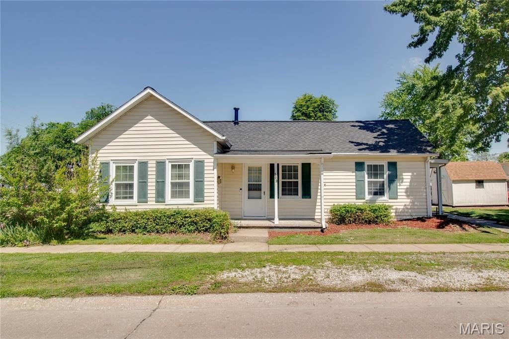 Single Family 2BR 1BA - 109 W Mulberry Street, Jerseyville, IL
