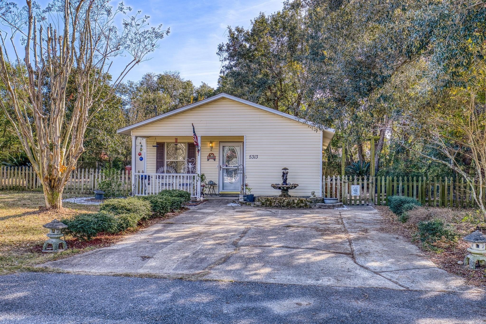 Single Family 3BR 1BA - 5313 Tulsa Court, Gulf Breeze, FL