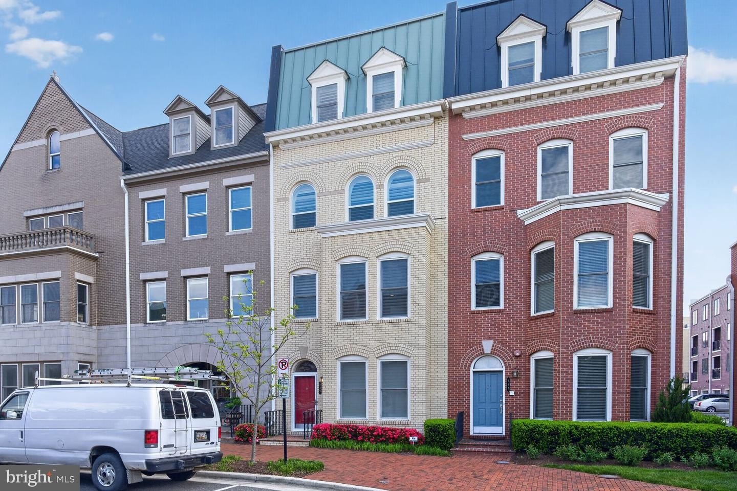 Single Family 4BR 5BA - 619 E CUSTIS AVE, ALEXANDRIA, VA