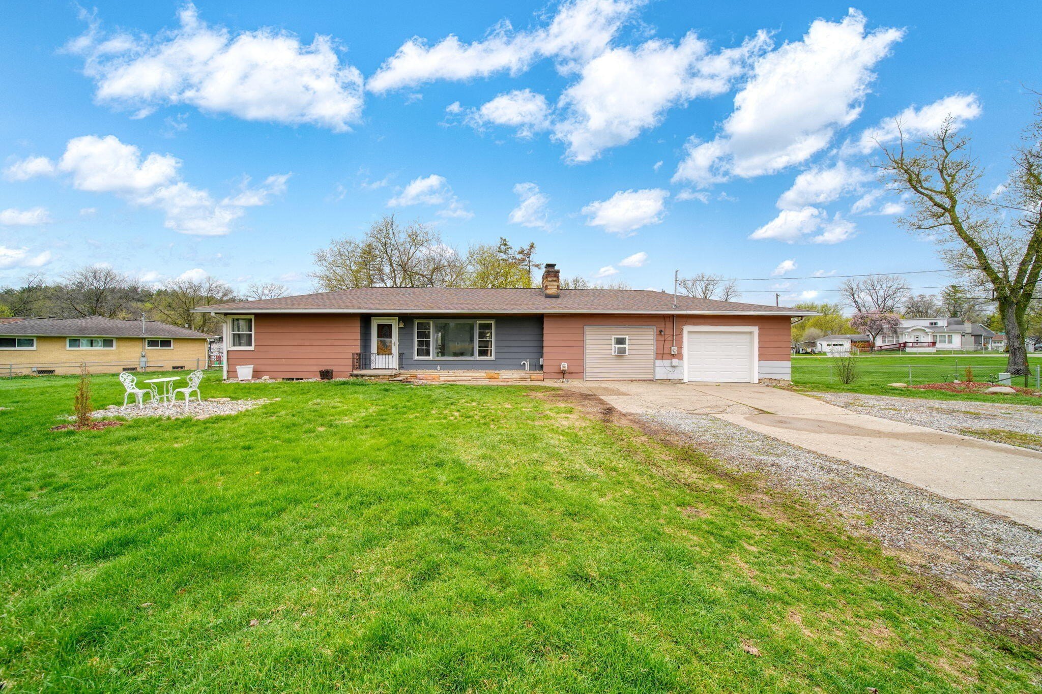 Single Family 3BR 2BA - 220 Meadow Lane, Jackson, MI