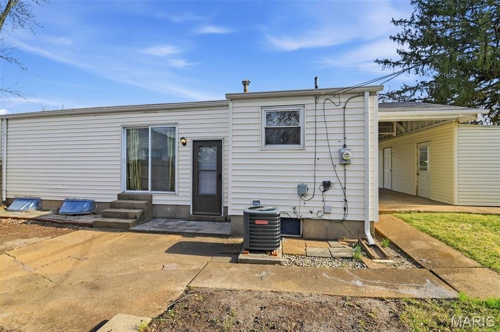 Single Family 4BR 1BA - 880 Fifth Plaza, Florissant, MO