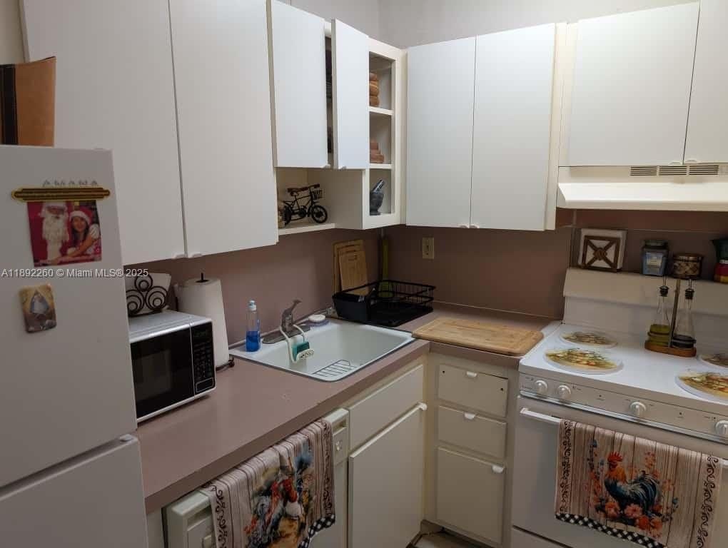 Condo 1BR 1BA - 2899 Collins Ave, Miami  Beach, FL