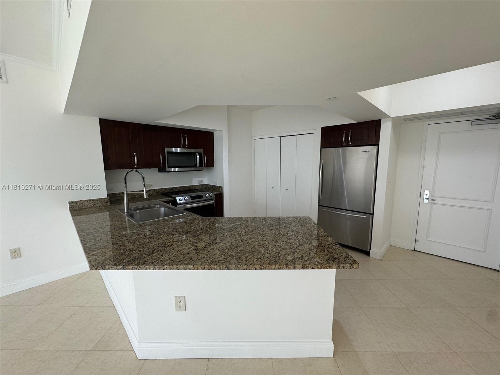Condo 2BR 2BA - 19900 E Country Club Dr, Aventura, FL