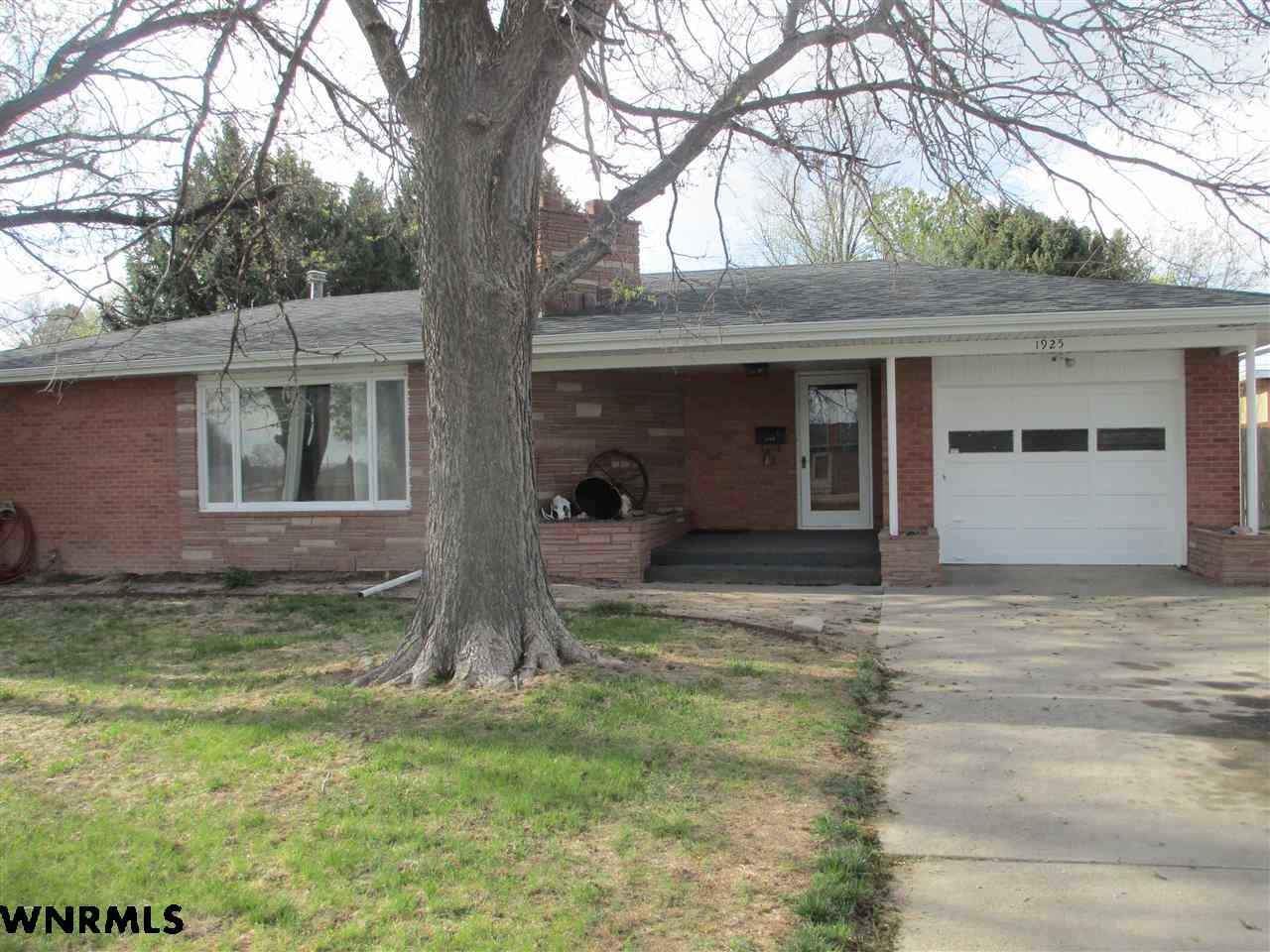 Single Family 3BR 2BA - 1925 COUNTRY CLUB RD, GERING, NE