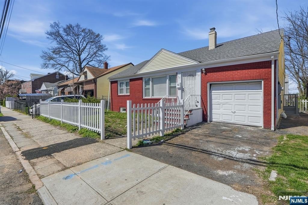 Single Family 4BR 2BA - 325 Schley Street, Newark, NJ