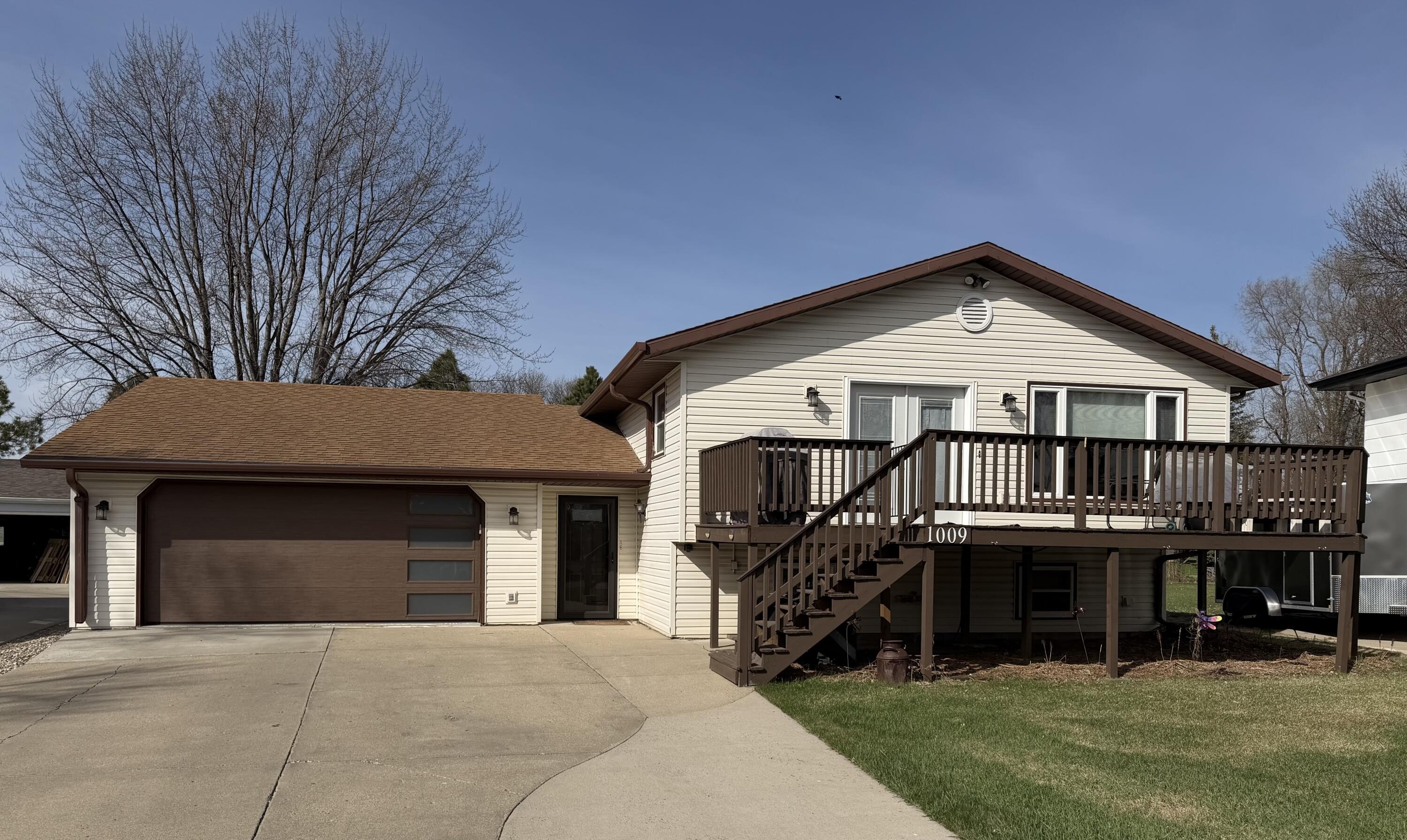 Single Family 4BR 3BA - 1009 Willow Drive, Aberdeen, SD