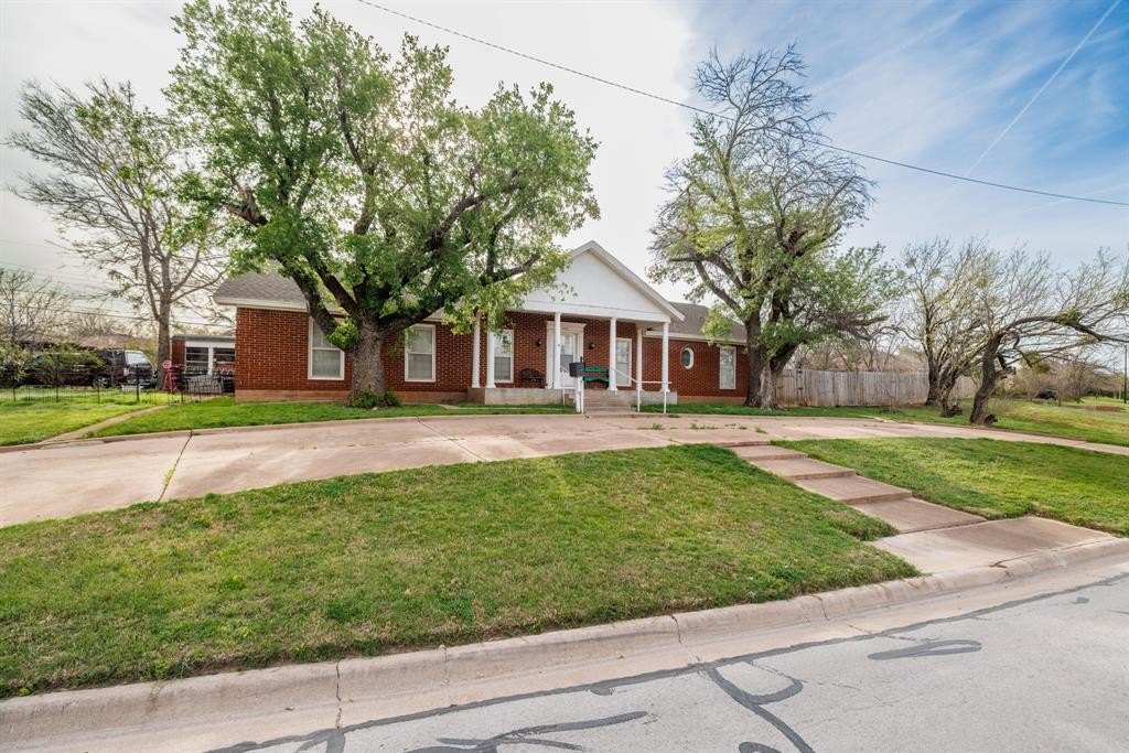 Single Family 4BR 4BA - 933 Washington Boulevard, Abilene, TX