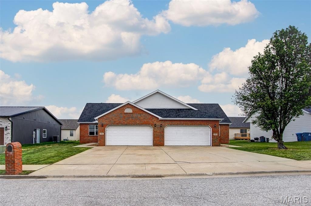 Single Family 3BR 2BA - 150 Field Crossing Drive, Highland, IL