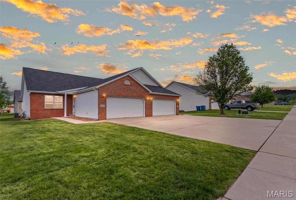 Single Family 3BR 2BA - 150 Field Crossing Drive, Highland, IL