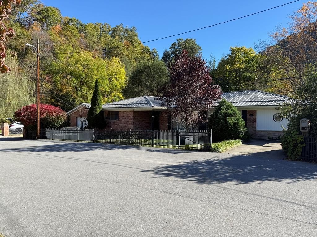 Single Family 4BR 2BA - 3 TOLER, MULLENS, WV