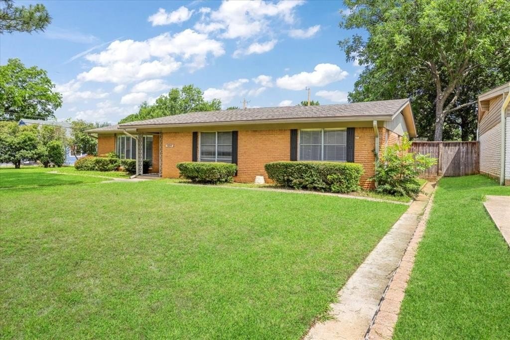 Single Family 4BR 2BA - 429 W Lamberth Road, Sherman, TX