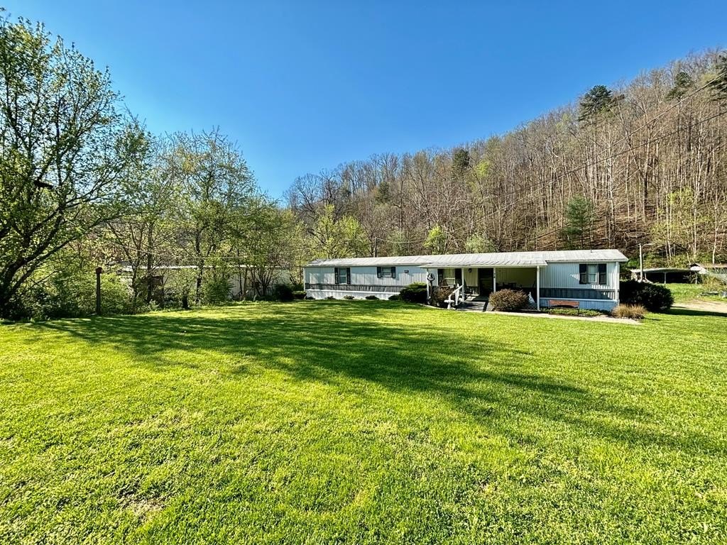 Single Family 2BR 2BA - 74 Castle Fork, Lowmansville, KY