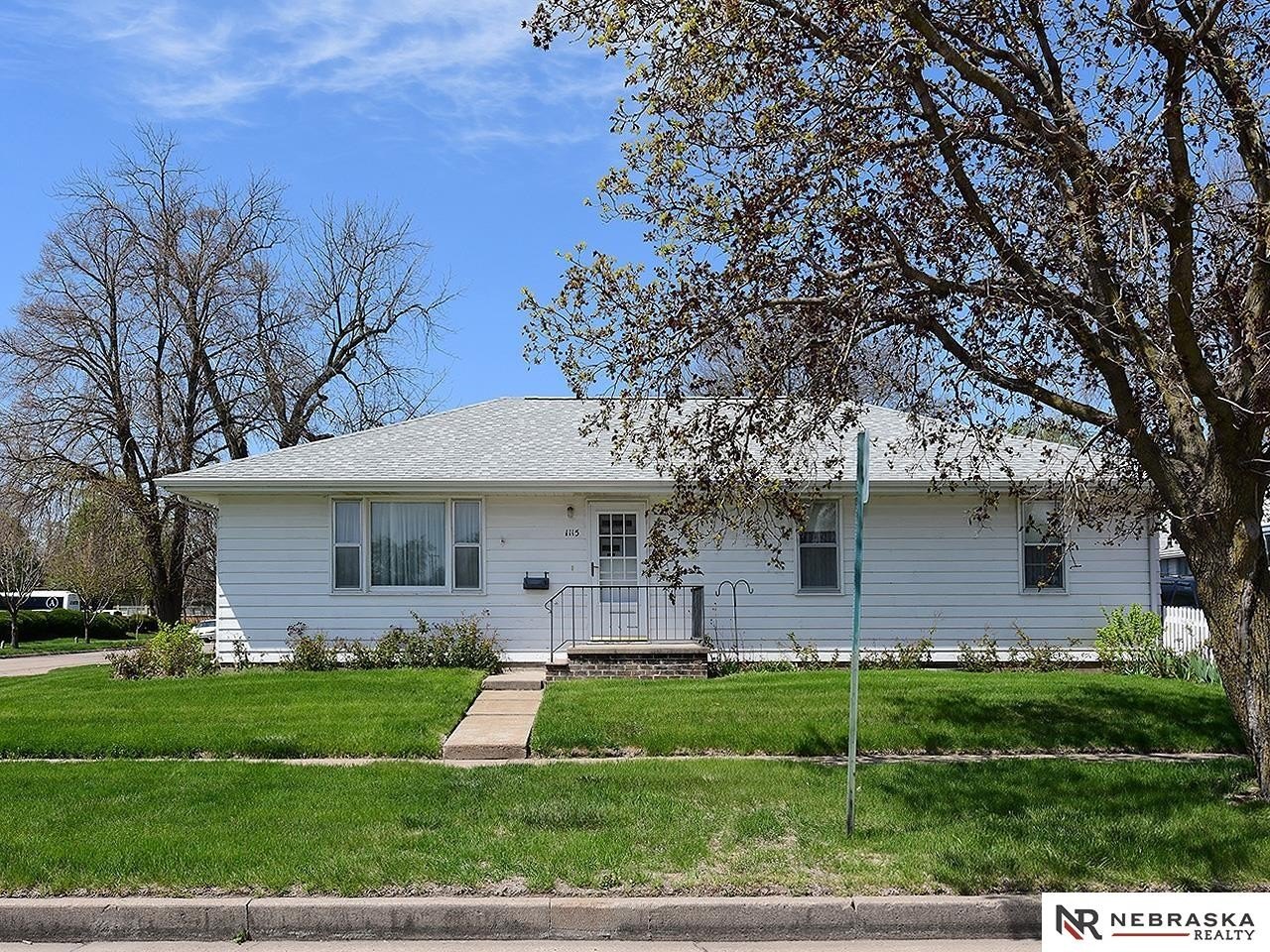 Single Family 3BR 2BA - 1115 N Irving Avenue, Fremont, NE