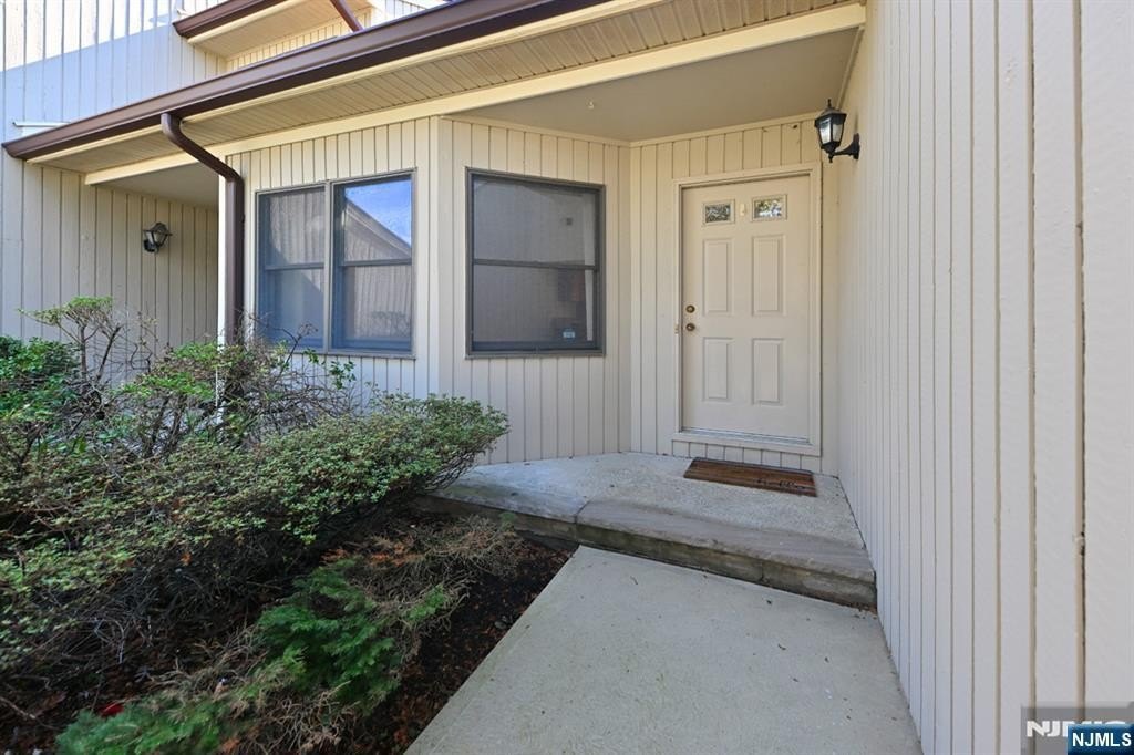 Single Family 3BR 4BA - 47 Bentley Drive, Franklin Lakes, NJ