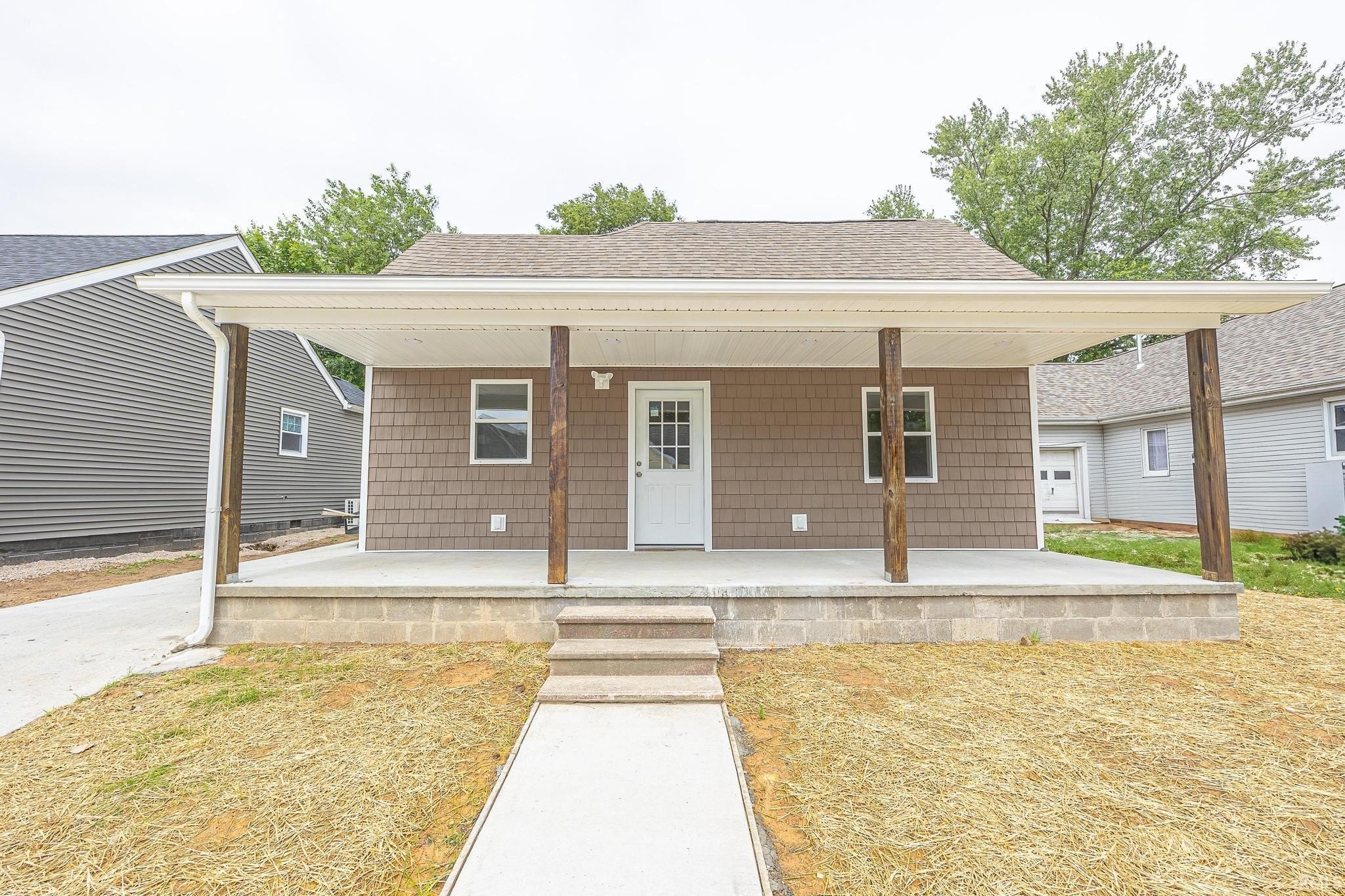 Single Family 4BR 3BA - 118 N Jackson Street, Oakland City, IN