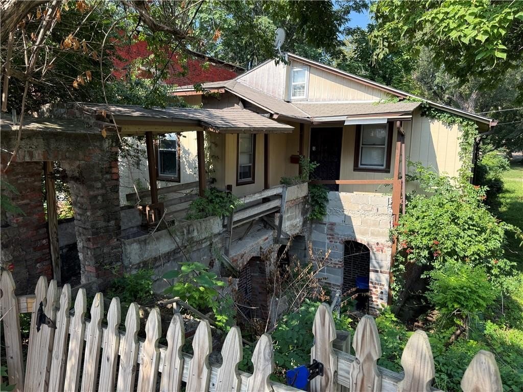 Single Family 2BR 1BA - 2024 Summit Street, Kansas City, MO