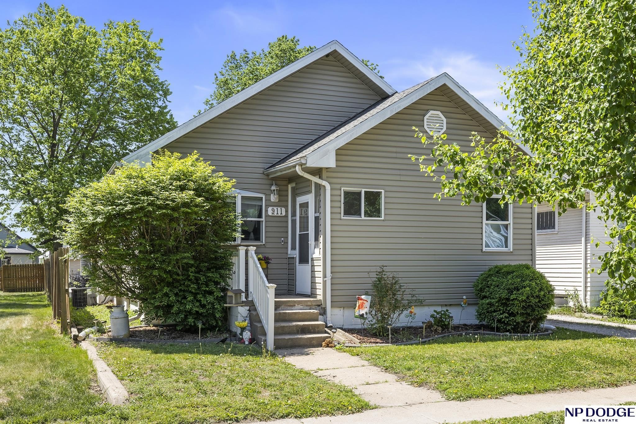 Single Family 2BR 2BA - 911 W Military Avenue, Fremont, NE
