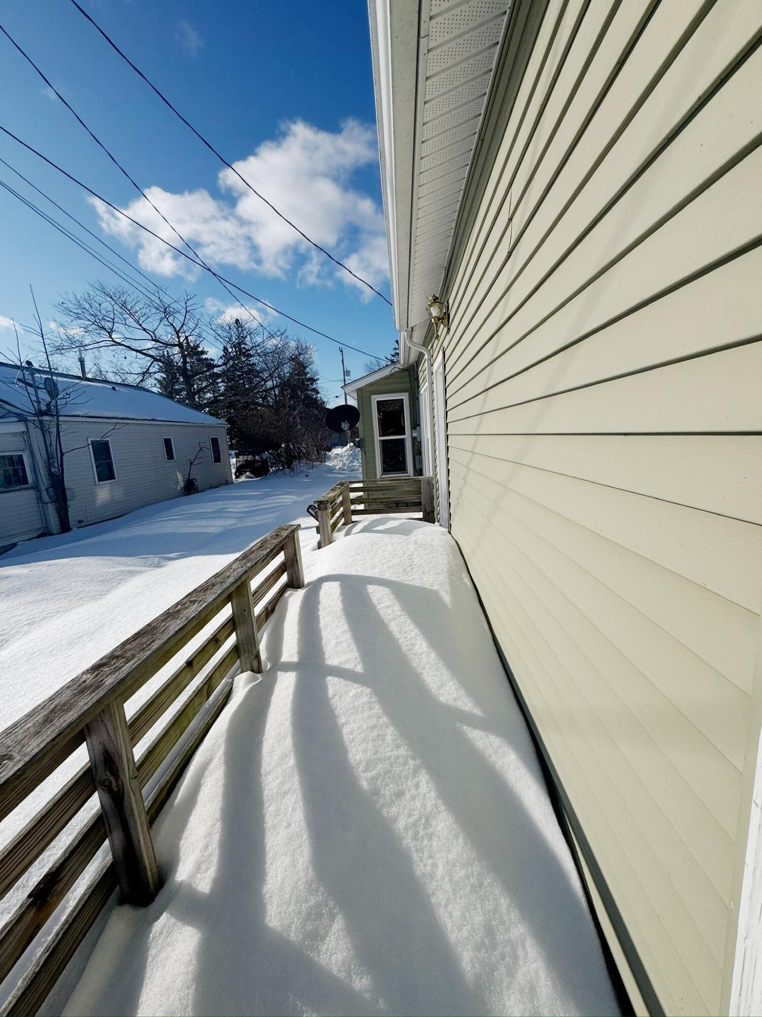 Single Family 5BR 2BA - 111 E Sinclair ST, Mackinaw City, MI