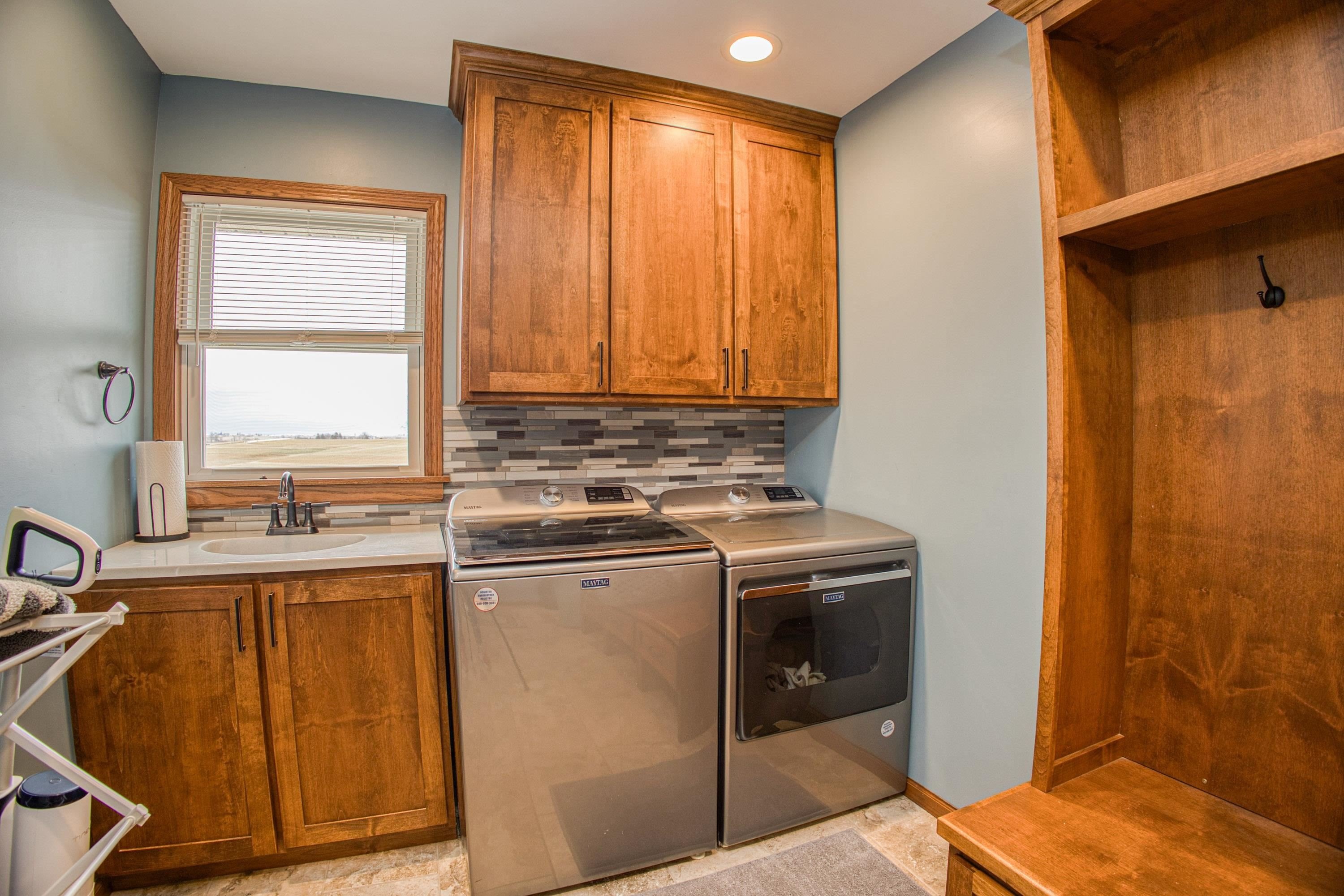 Single Family 4BR 2BA - 1021 Fish Lane Lane, Hazel Green, WI