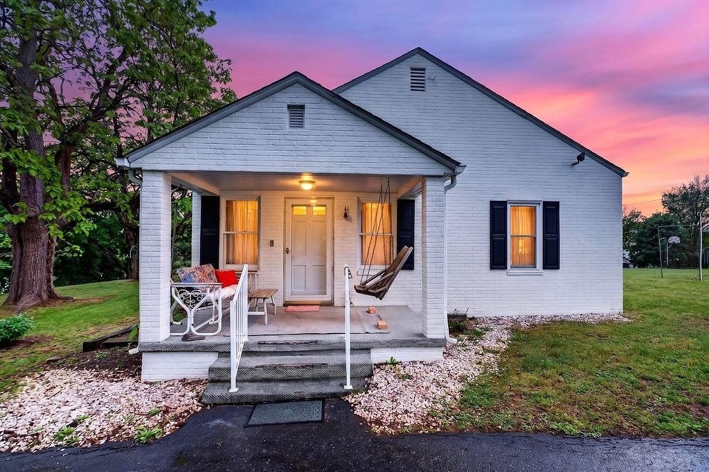 Single Family 3BR 1BA - 23 MONTROSE DR, FISHERSVILLE, VA