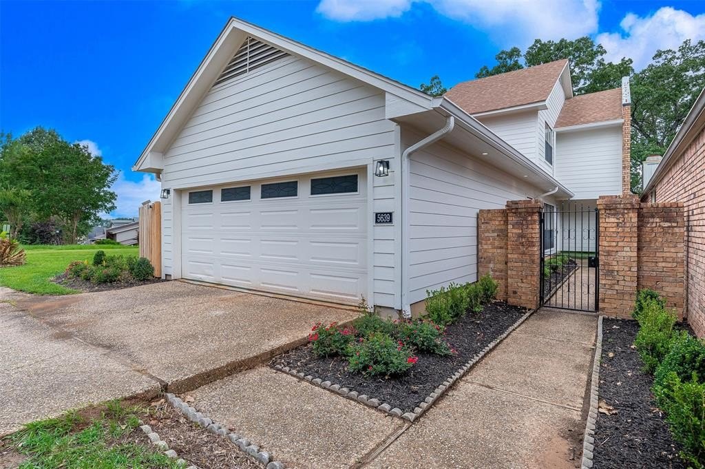 Single Family 2BR 3BA - 5639 S Lakeshore Drive, Shreveport, LA