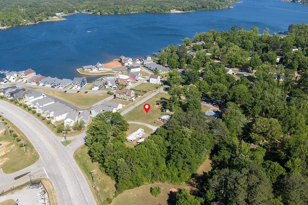 Single Family - 102 Lakeshore Dr, Greenwood, SC