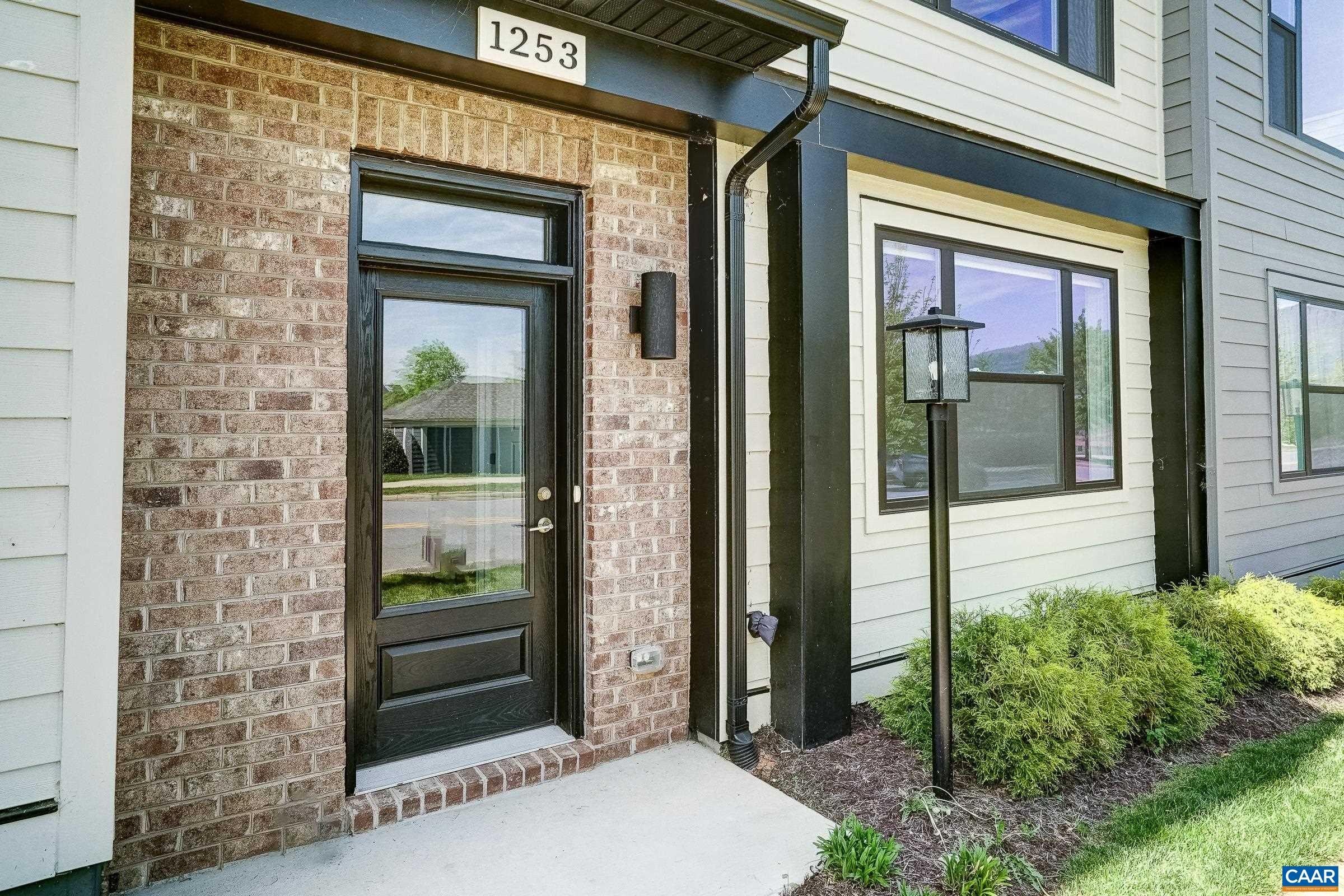 Single Family 4BR 4BA - 1253 OLD TRAIL DR, CROZET, VA