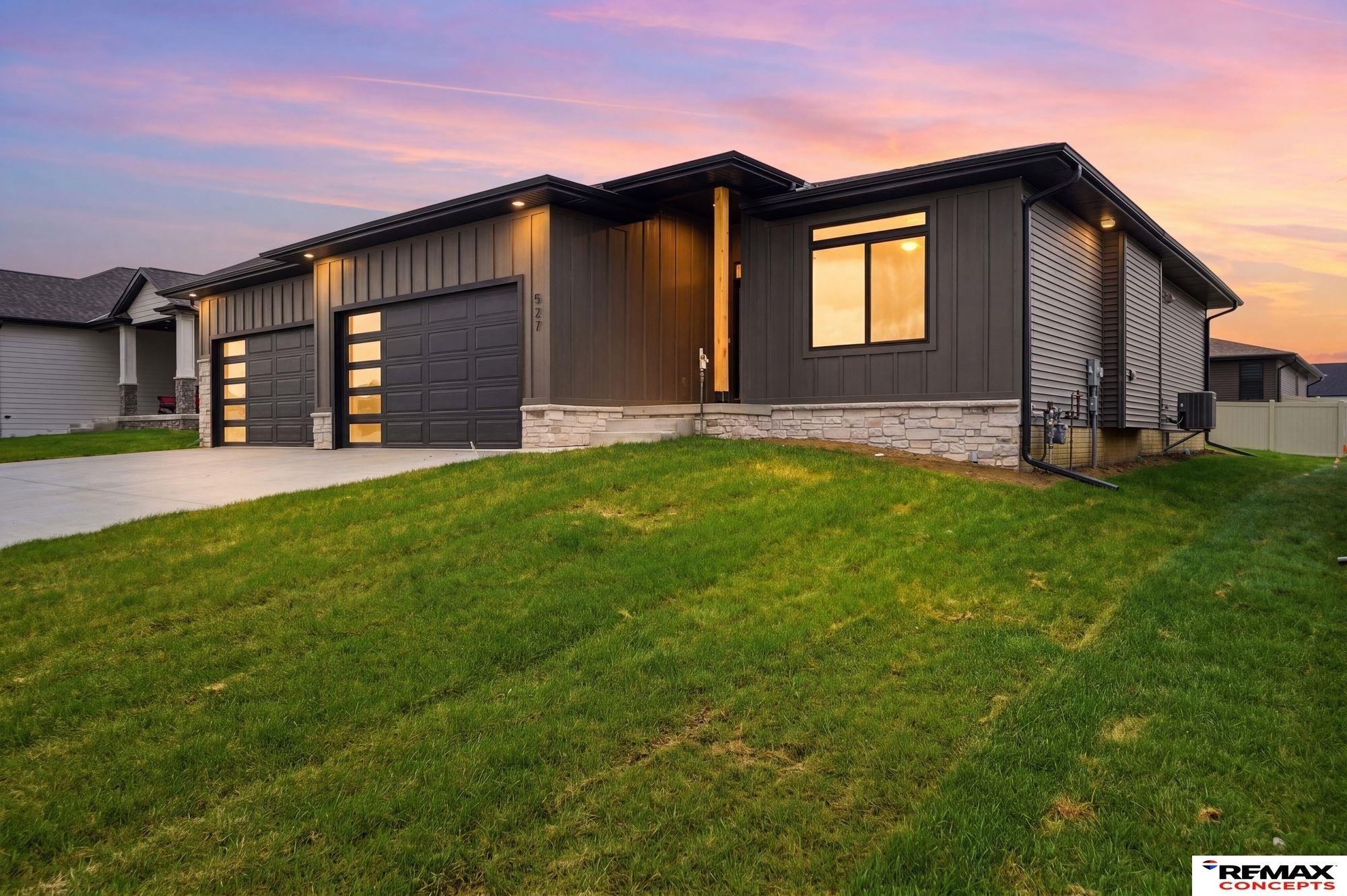 Single Family 4BR 3BA - 527 N 108th Street, Lincoln, NE