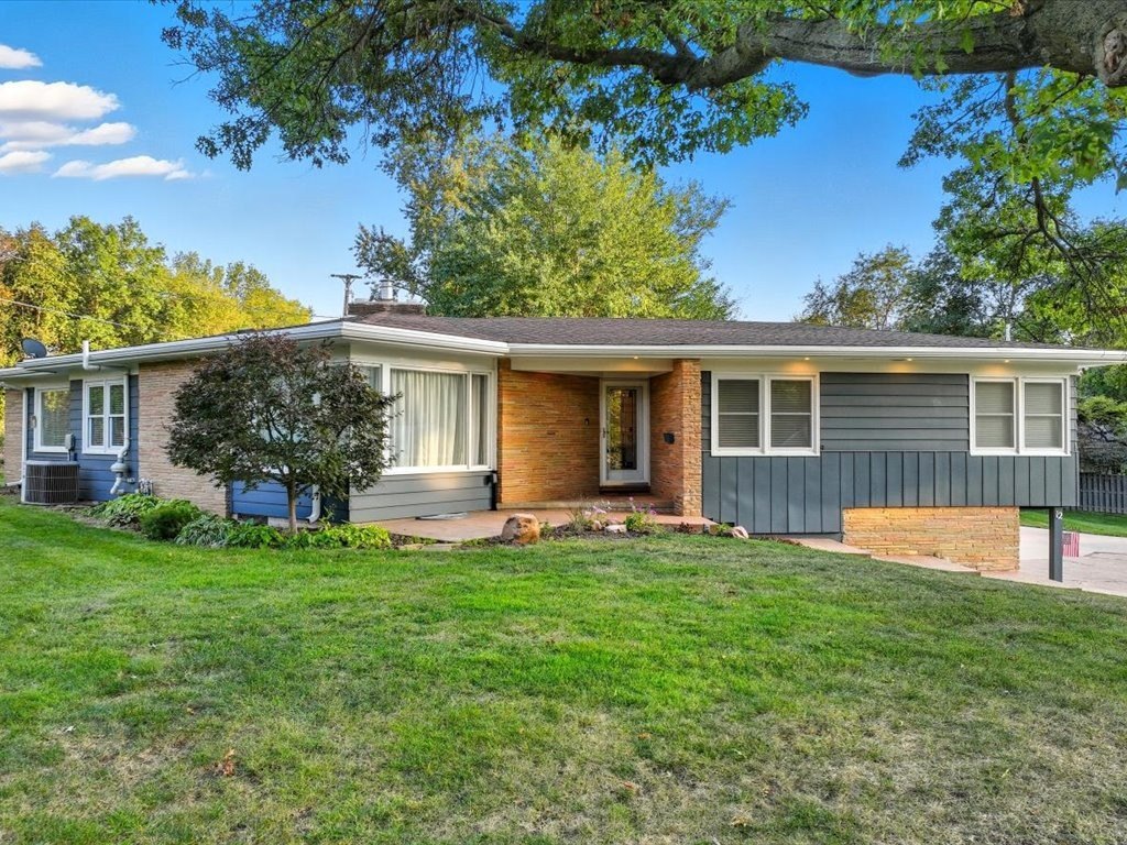 Single Family 2BR 3BA - 12 Mayridge Drive, Shenandoah, IA