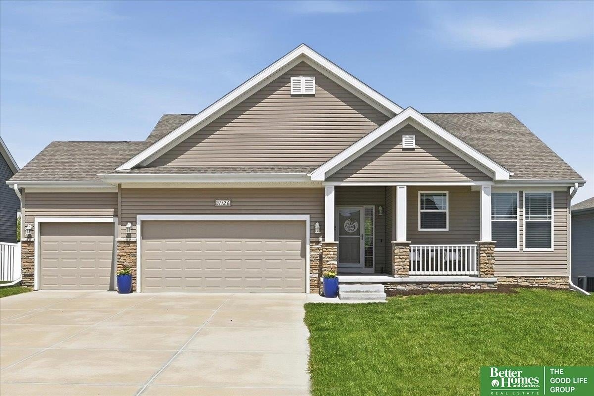 Single Family 4BR 3BA - 21126 Castlerock Lane, Gretna, NE