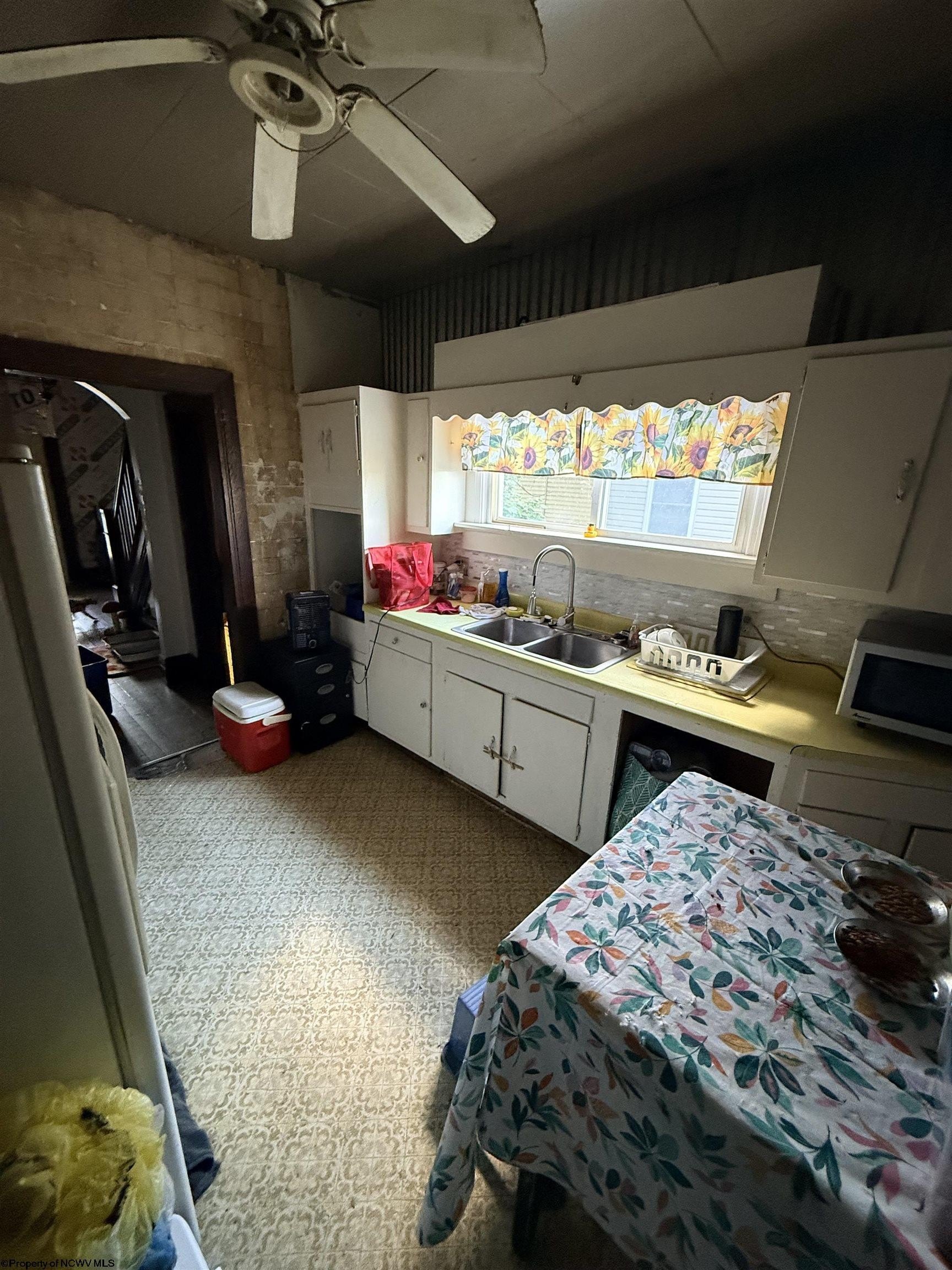 Single Family 4BR 1BA - 1108 Alexander Place, Fairmont, WV