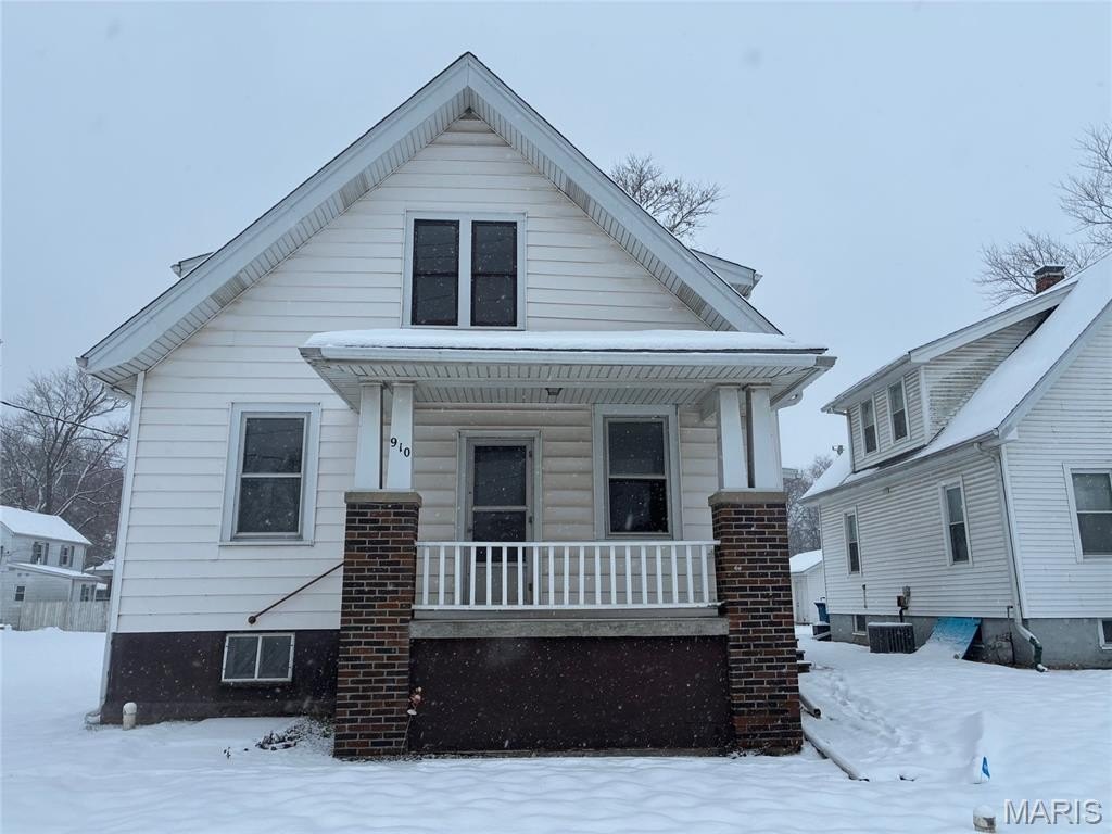 Single Family 2BR 1BA - 910 6th Street, Highland, IL