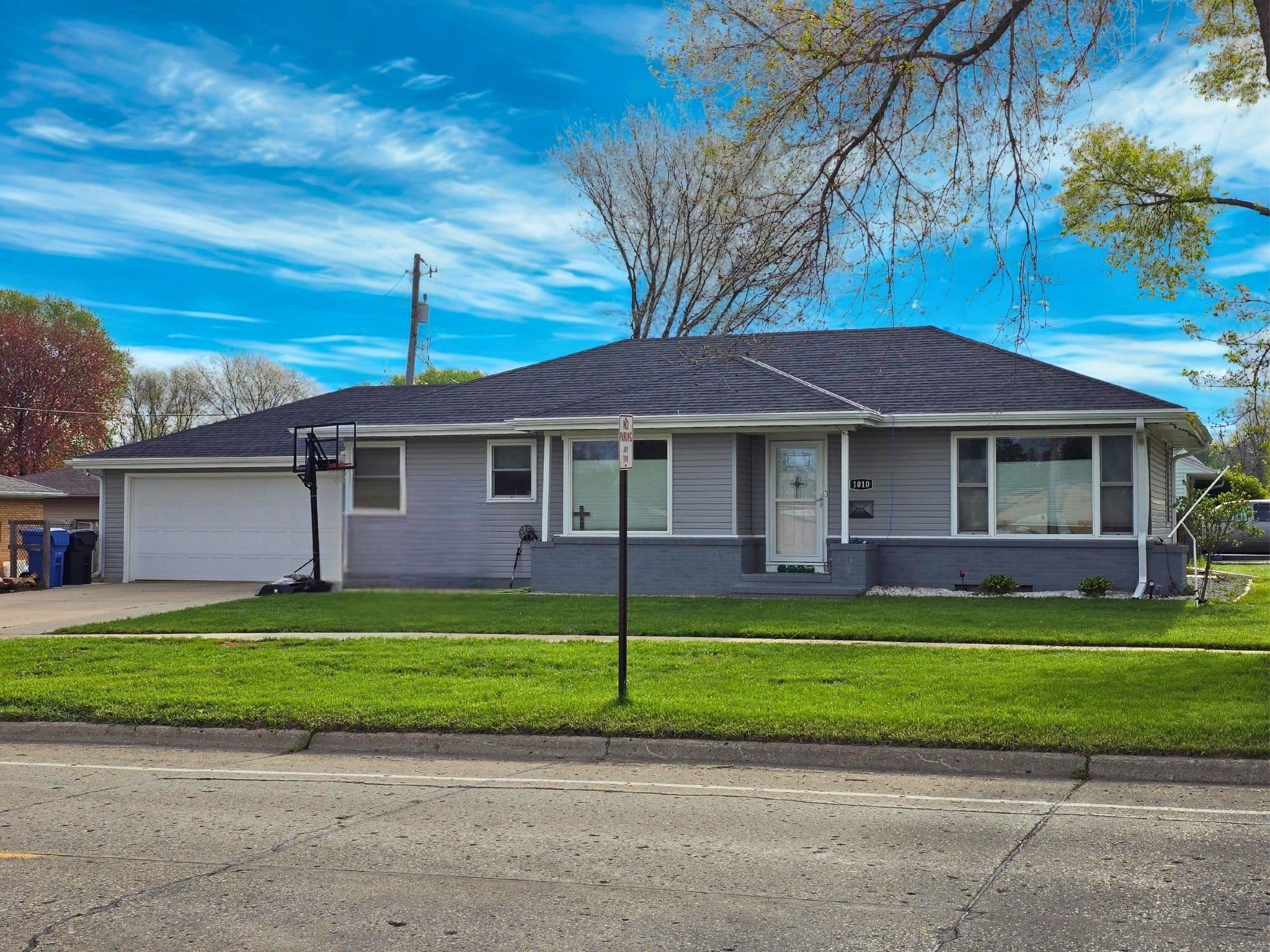 Single Family 4BR 2BA - 1010 4th Ave SE, LeMars, IA