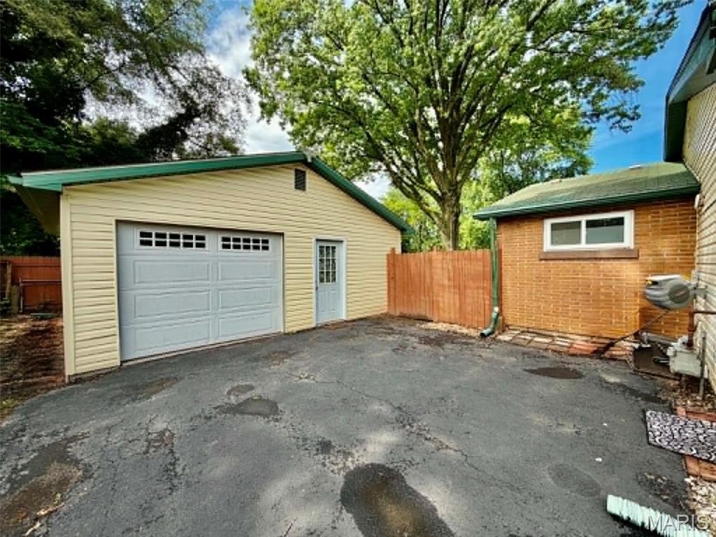 Single Family 2BR 2BA - 708 Valley Drive, East Alton, IL