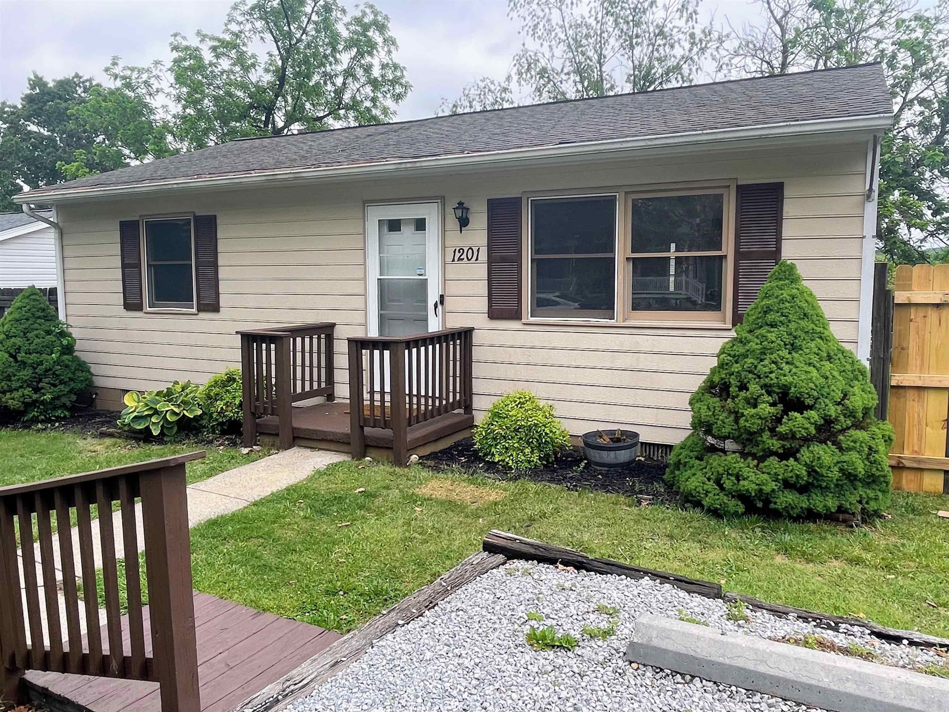 Single Family 2BR 1BA - 1201 4TH ST, WAYNESBORO, VA