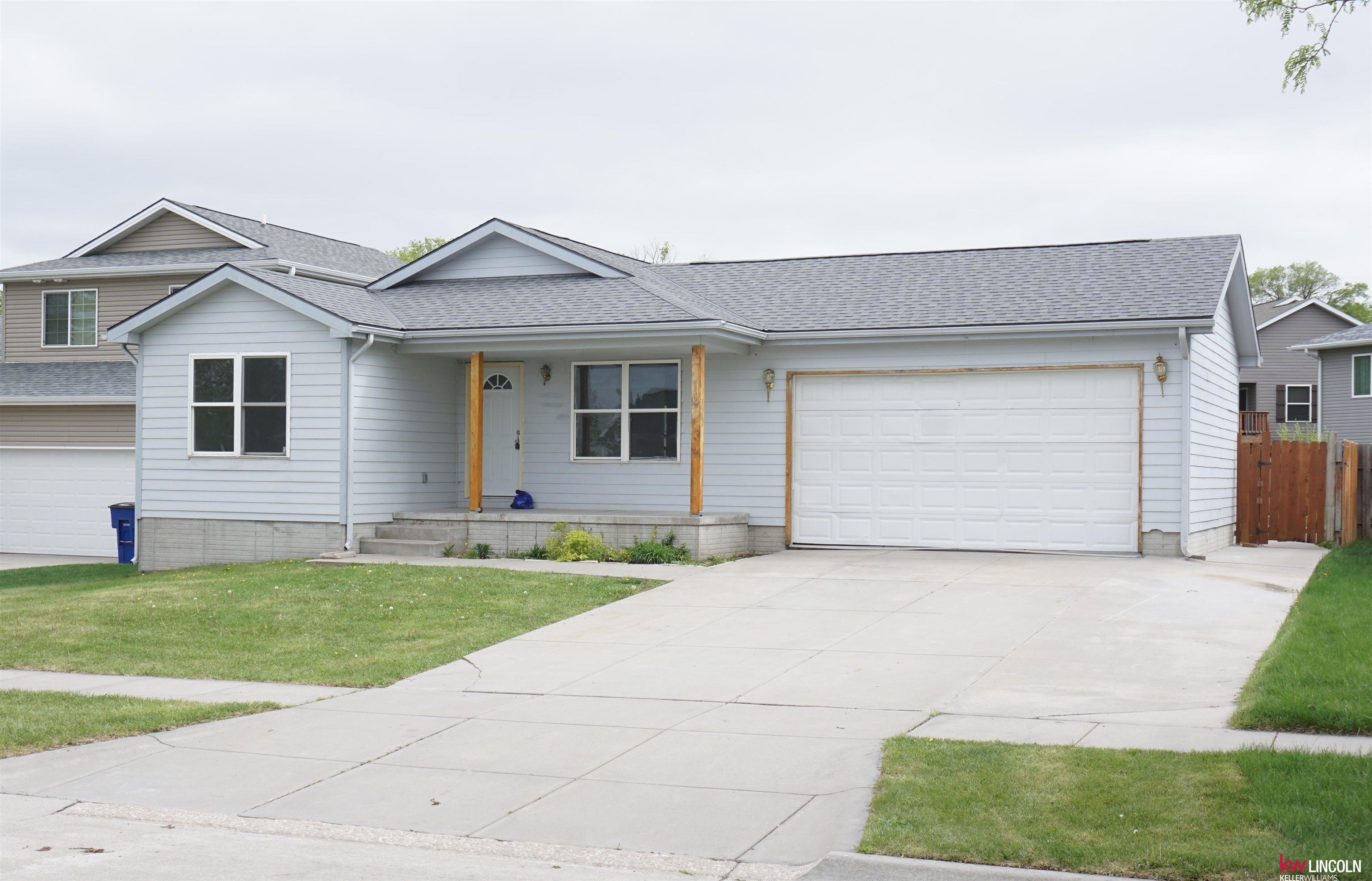 Single Family 4BR 2BA - 4129 W Thatcher Circle, Lincoln, NE