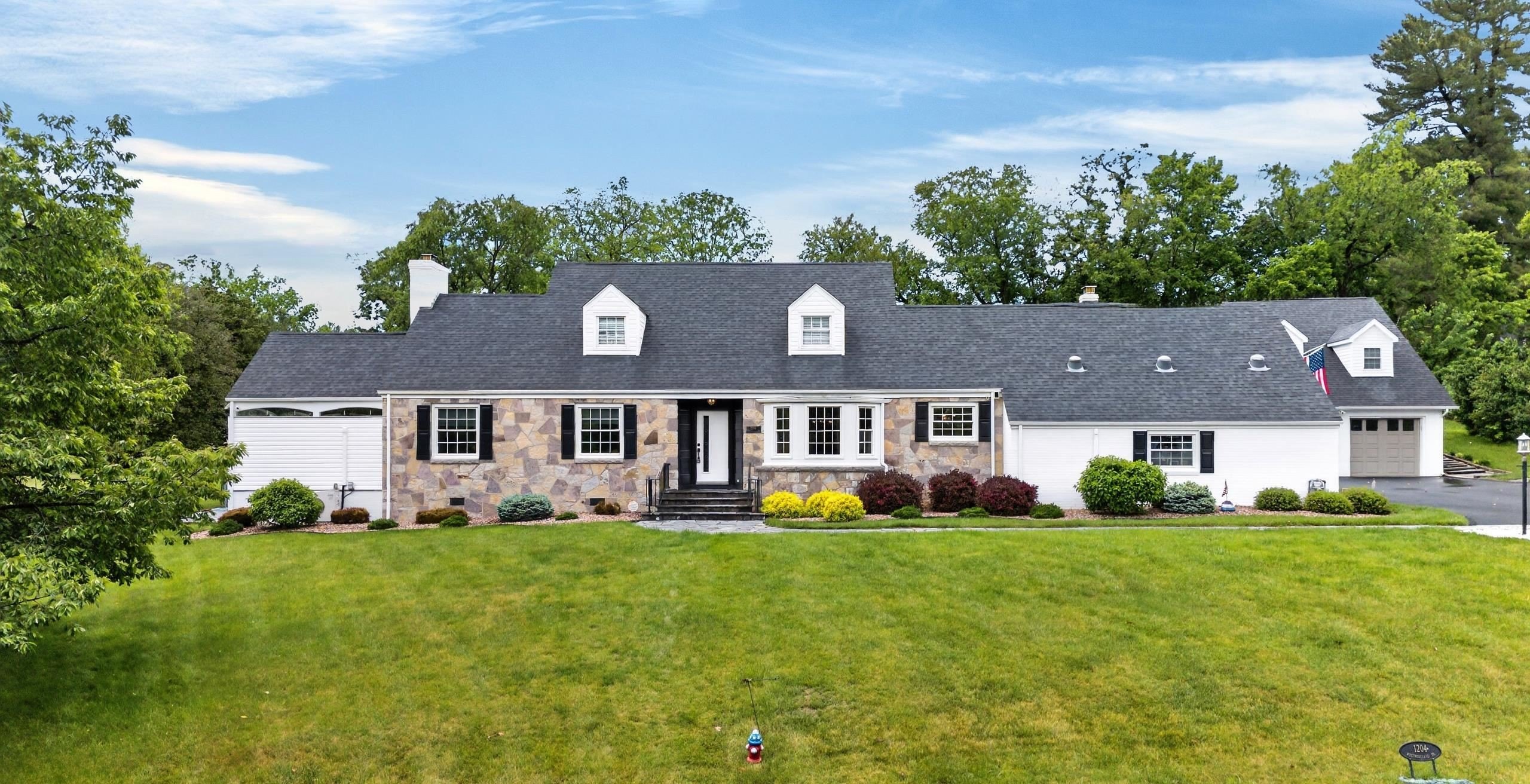 Single Family 5BR 5BA - 1204 WESTMORELAND DR, STAUNTON, VA
