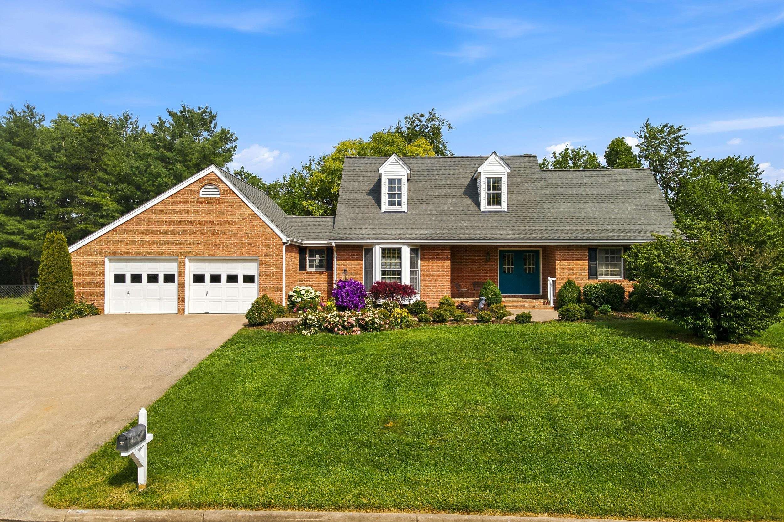 Single Family 4BR 3BA - 415 KERN ST, WOODSTOCK, VA