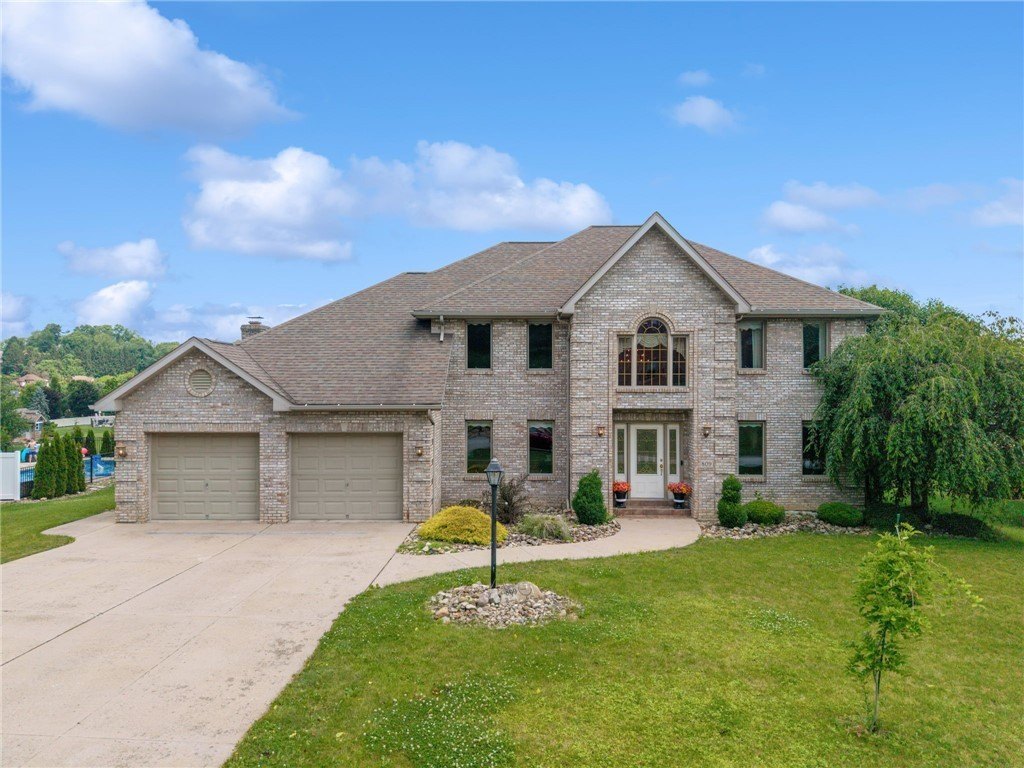 Single Family 4BR 3BA - 809 Rembrandt Cir, Hempfield Twp, PA