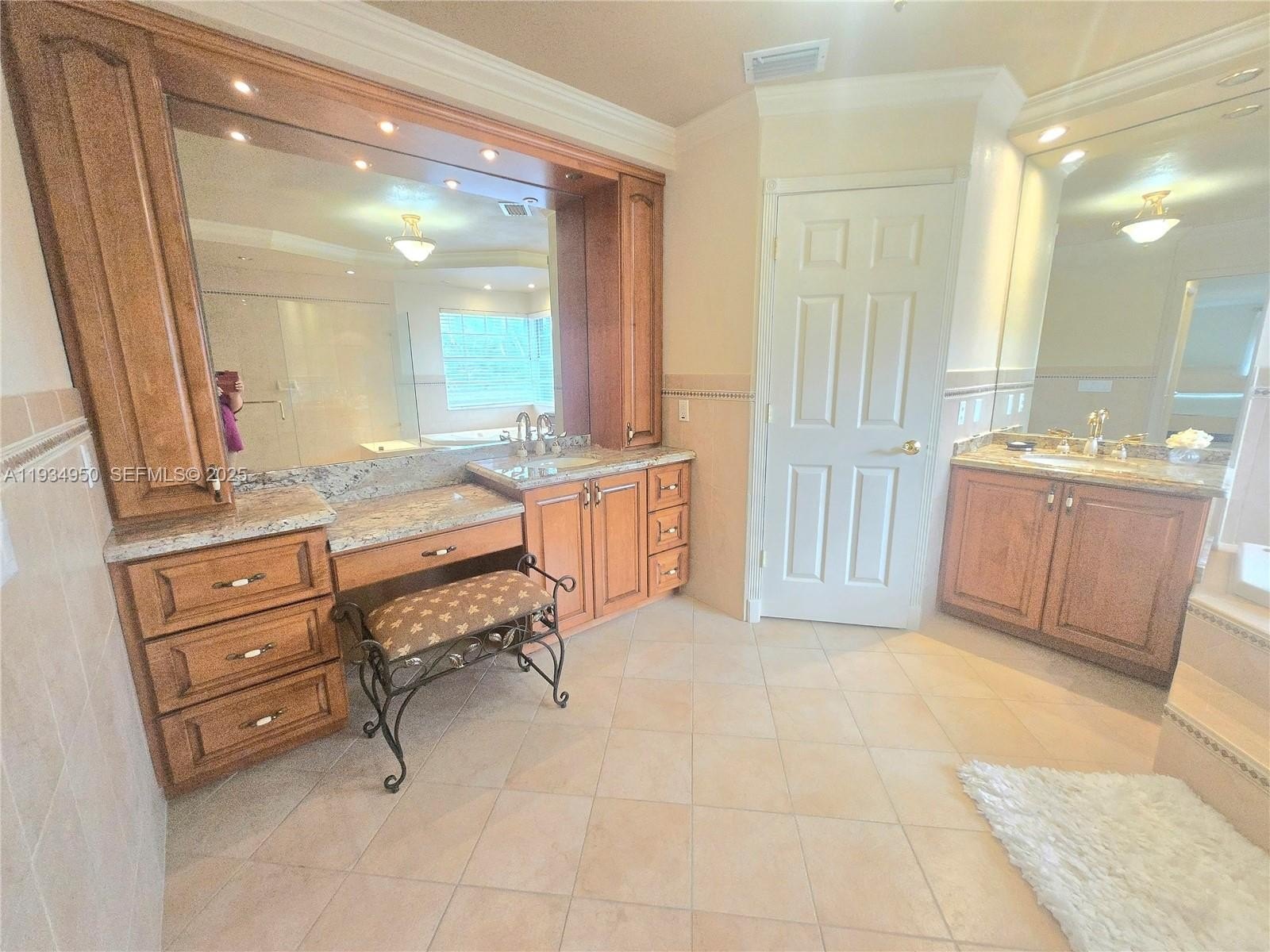 Single Family 5BR 4BA - 16422 NW 83rd Pl, Miami Lakes, FL