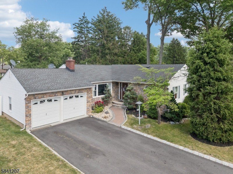 Single Family 4BR 2BA - 336 Darby Ln, Mountainside Boro, NJ