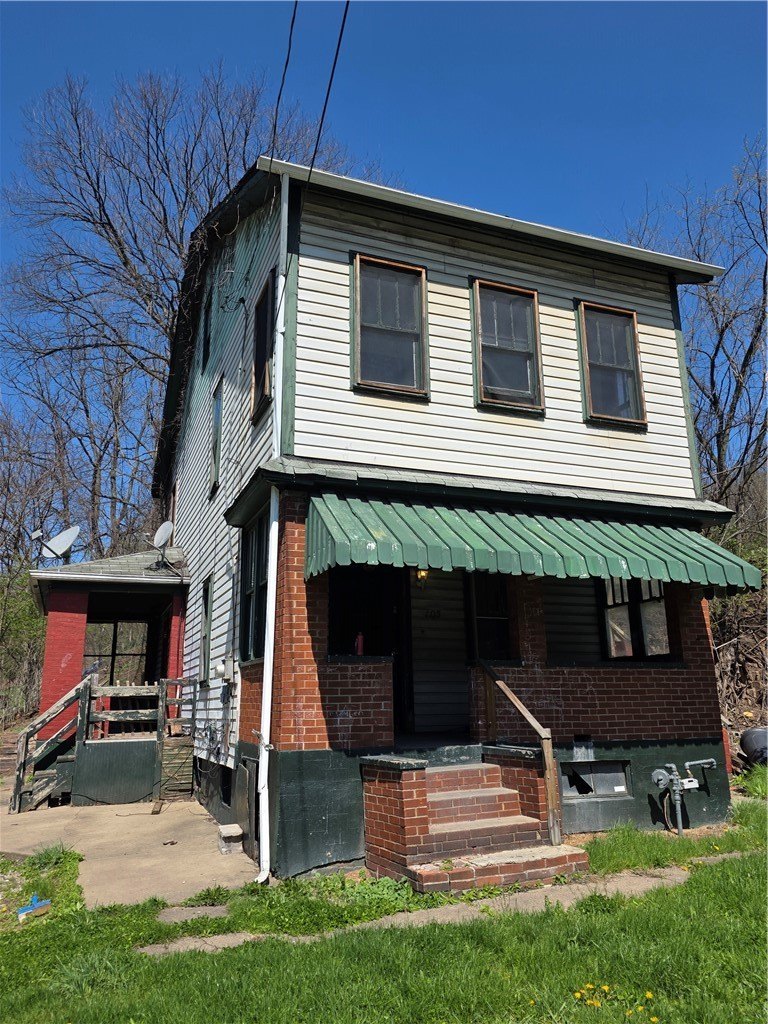 Single Family 4BR 1BA - 105 Westinghouse Ave, N Versailles, PA