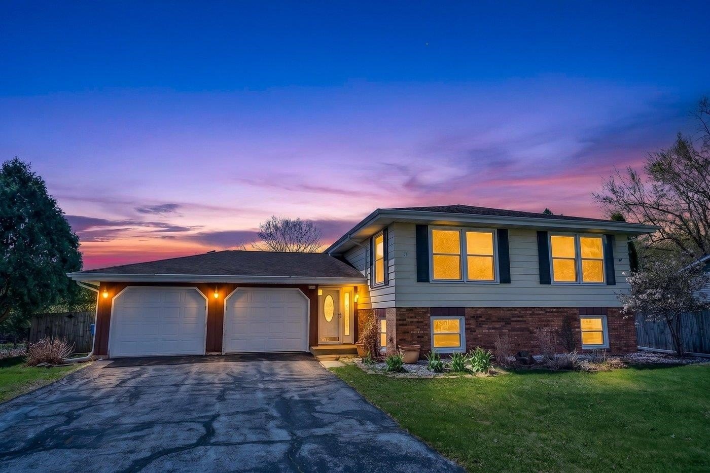 Single Family 4BR 3BA - 5755 Pembroke Drive, Fitchburg, WI