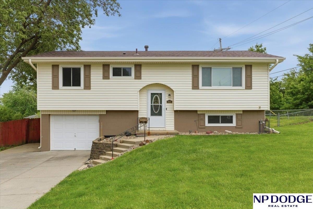 Single Family 3BR 2BA - 9025 Valley View Drive, La Vista, NE